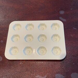 tiny bundt cake baking tin